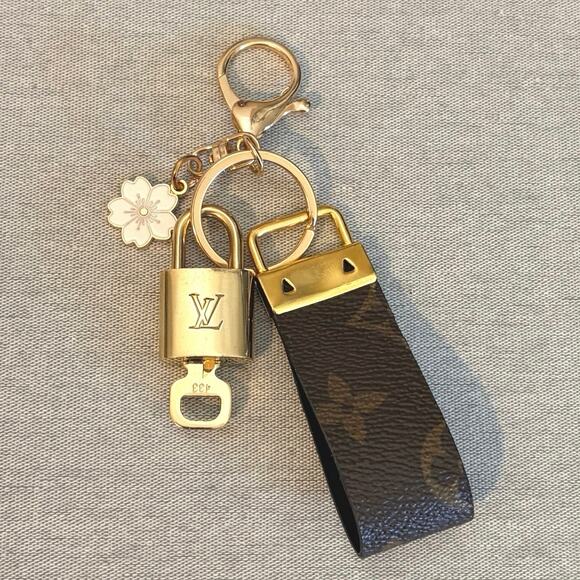 Louis Vuitton Lock & Key Set #433 w/ a Monogram Canvas Keychain and Flower Charm - Picture 1 of 6